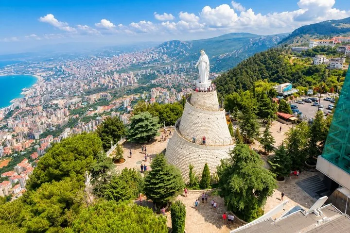 Luftaufnahme der Muttergottes vom Libanon in Harissa mit Blick auf die Küste.