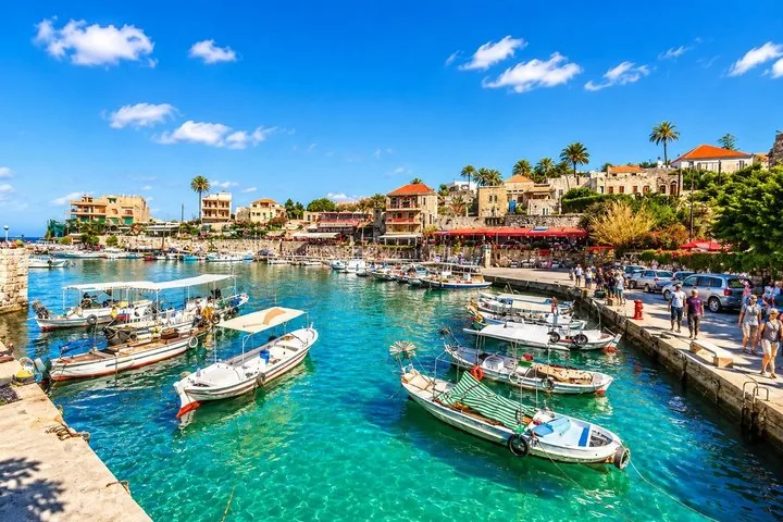 Boote im klaren blauen Wasser des Hafens von Byblos an einem sonnigen Tag.