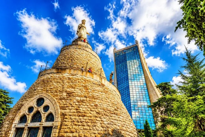 Vue rapprochée de la statue de Notre-Dame du Liban à Harissa.