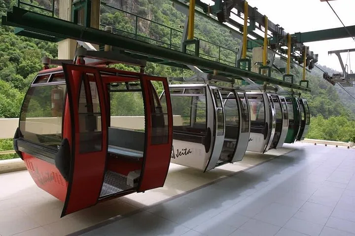 Reihe leerer Seilbahngondeln an einer Einstiegsstation